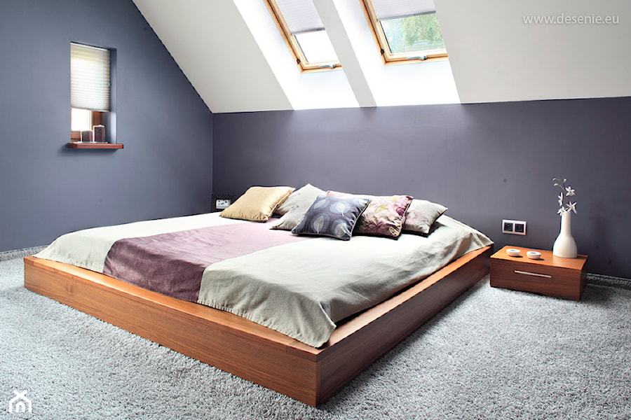 * dom bibice - Średnia fioletowa sypialnia na poddaszu, styl nowoczesny - zdjęcie od d e s e n i e