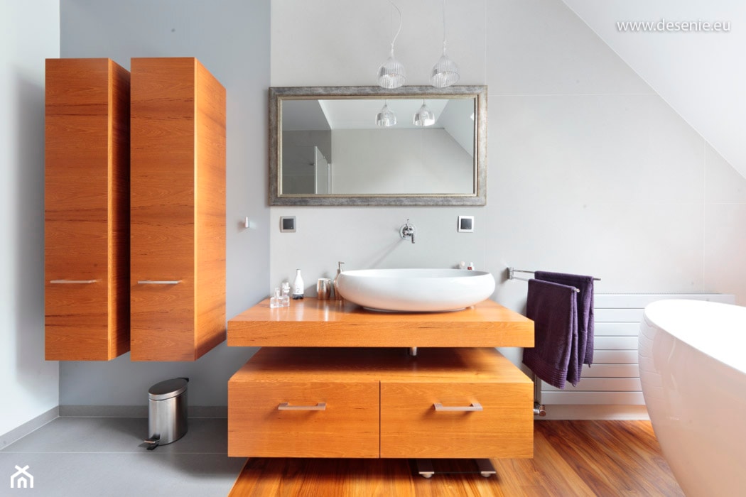 * dom bibice - Średnia na poddaszu z lustrem łazienka, styl nowoczesny - zdjęcie od d e s e n i e  - Homebook