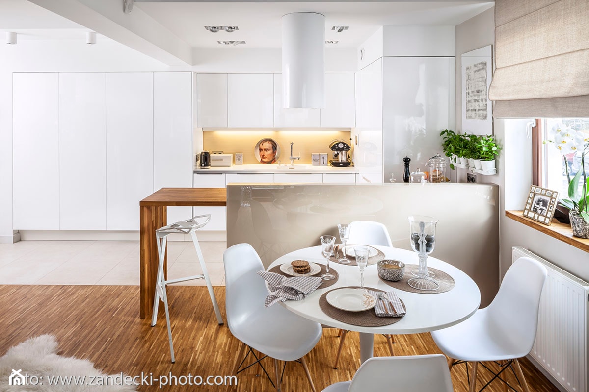 * mieszkanie kraków tyniecka - Mała biała jadalnia w salonie, styl nowoczesny - zdjęcie od d e s e n i e  - Homebook