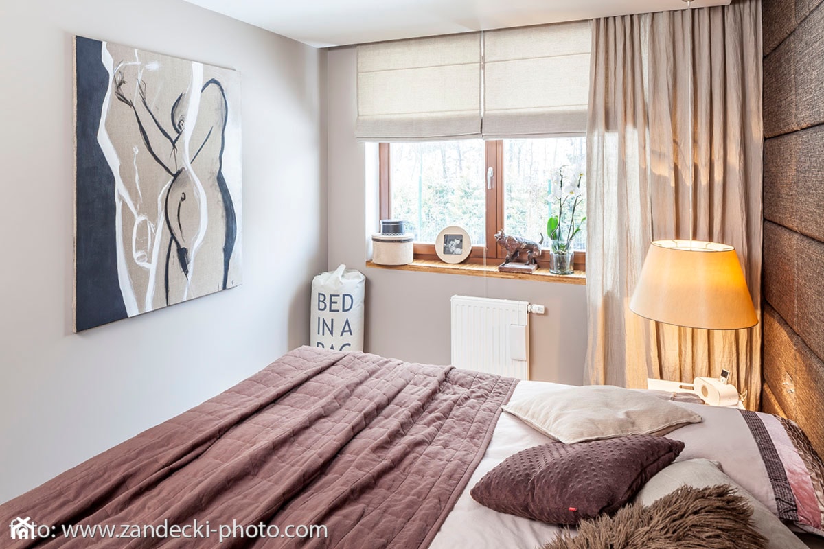 * mieszkanie kraków tyniecka - Mała biała szara sypialnia, styl nowoczesny - zdjęcie od d e s e n i e  - Homebook