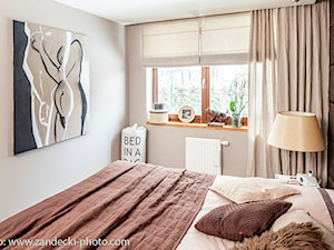 * mieszkanie kraków tyniecka - Mała beżowa z panelami tapicerowanymi sypialnia, styl nowoczesny - zdjęcie od d e s e n i e