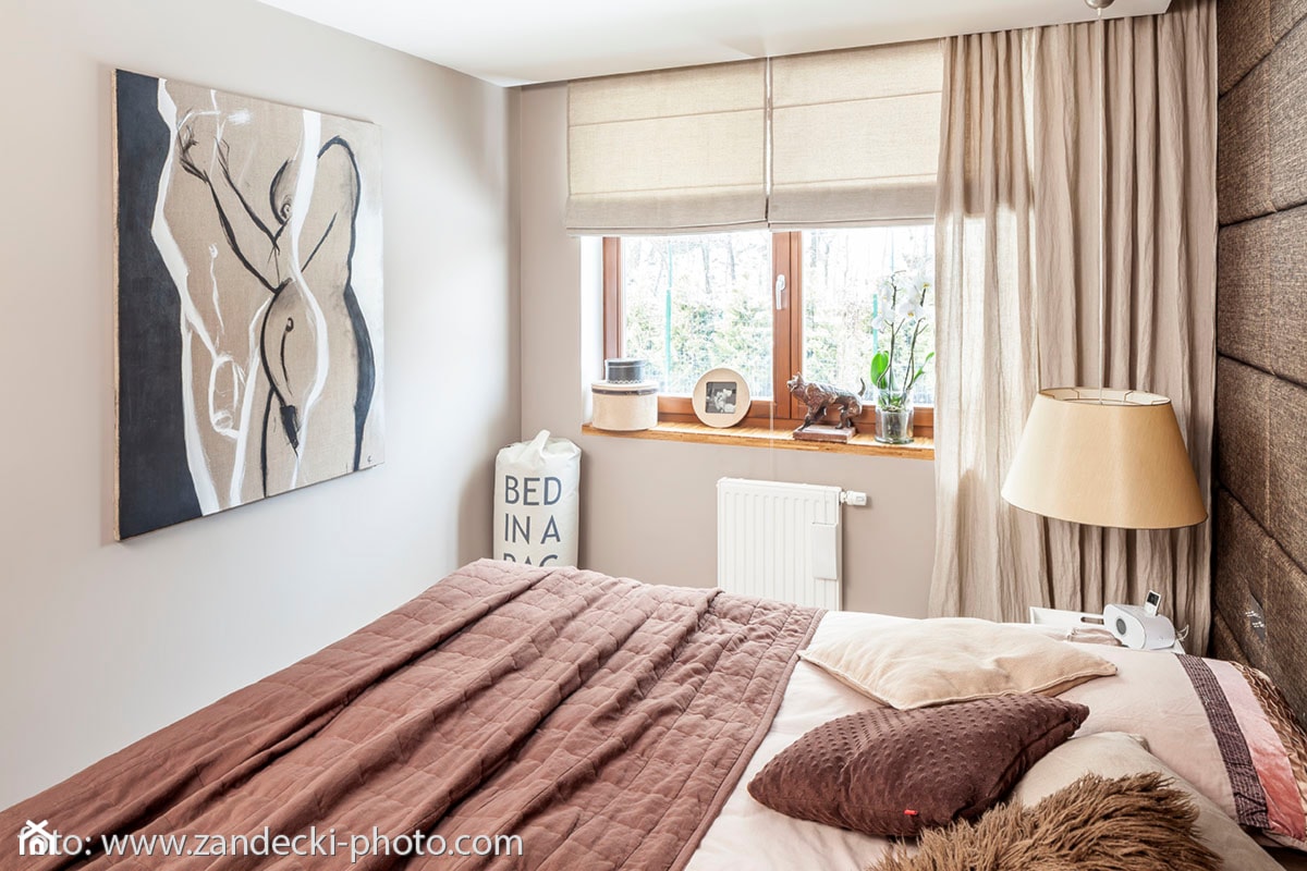 * mieszkanie kraków tyniecka - Mała beżowa z panelami tapicerowanymi sypialnia, styl nowoczesny - zdjęcie od d e s e n i e  - Homebook