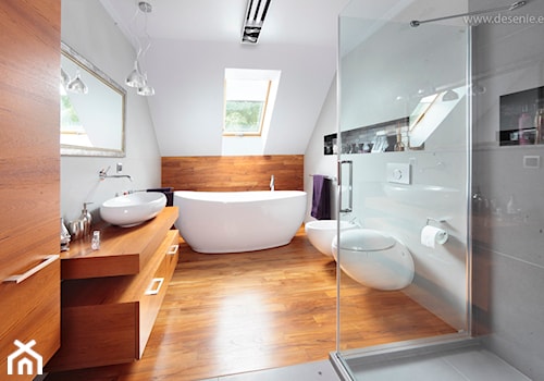 * dom bibice - Duża na poddaszu jako pokój kąpielowy łazienka z oknem, styl nowoczesny - zdjęcie od d e s e n i e