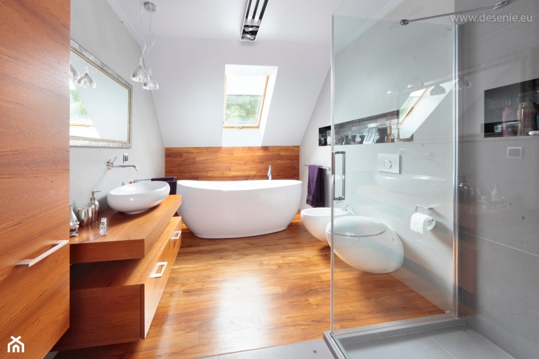 * dom bibice - Duża na poddaszu jako pokój kąpielowy łazienka z oknem, styl nowoczesny - zdjęcie od d e s e n i e  - Homebook