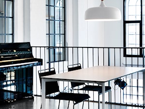 Średnia biała jadalnia, styl skandynawski - zdjęcie od KODY Wnętrza Design & Concept Store