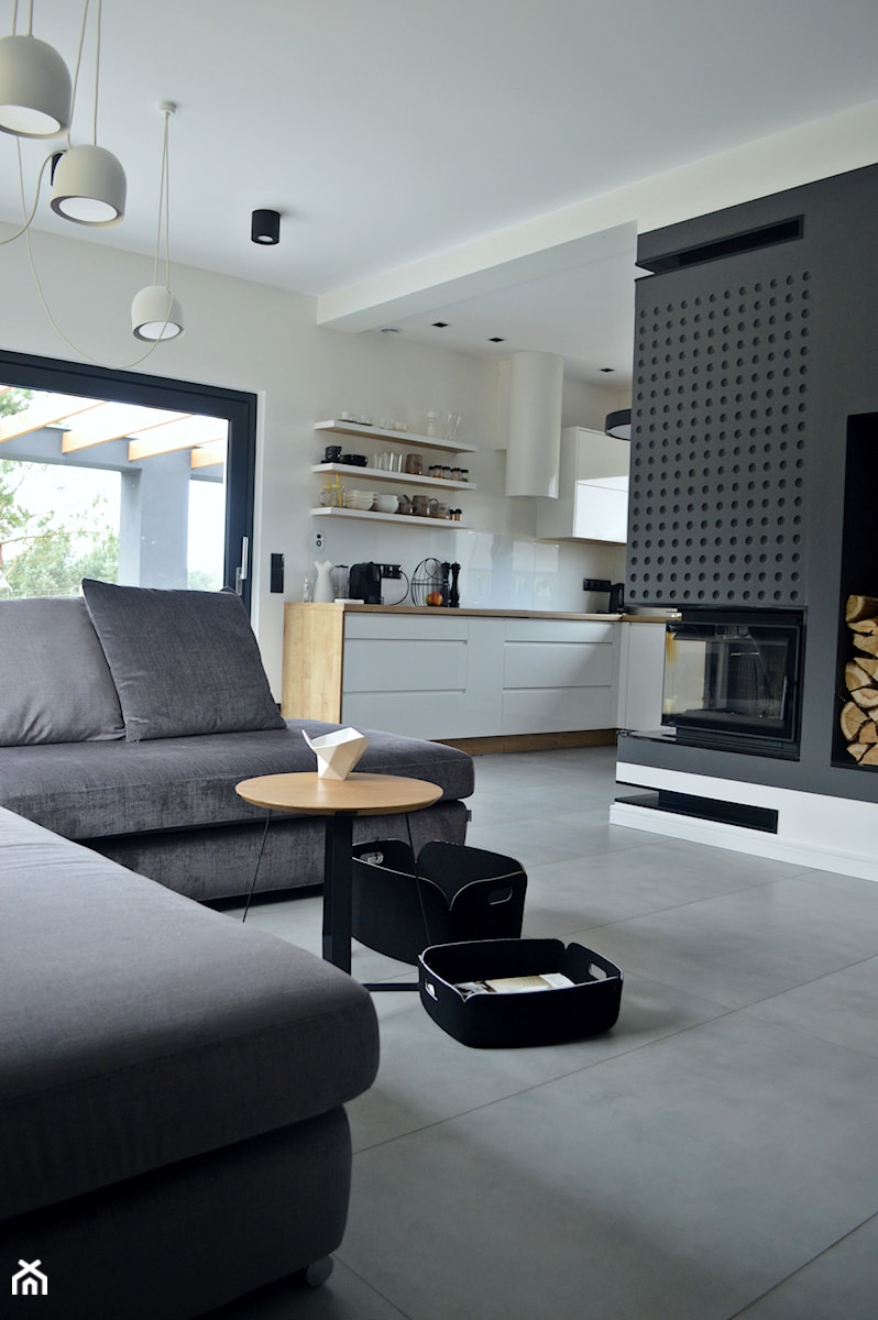 Dom AirPlane - Mały biały czarny salon z kuchnią z tarasem / balkonem, styl nowoczesny - zdjęcie od KODY Wnętrza Design & Concept Store