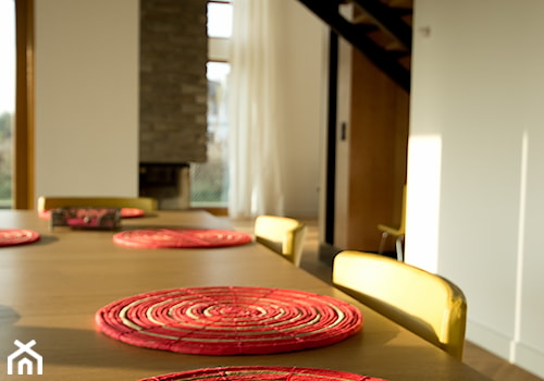 Dom jednorodzinny pod Piasecznem - Średnia beżowa jadalnia jako osobne pomieszczenie, styl nowoczesny - zdjęcie od Laboarch Domy i Wnętrza