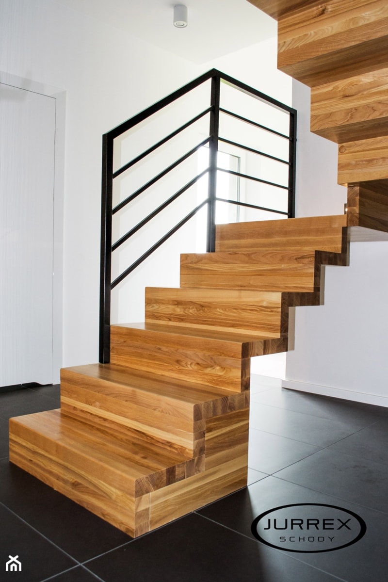Dywanowe schody z elemetami czarnej balustrady - zdjęcie od SCHODY JURREX