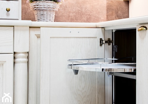 CARMEN DĄB BIELONY - Mała biała kuchnia w kształcie litery l z kompozytem na ścianie nad blatem kuchennym, styl prowansalski - zdjęcie od KAMPRA MEBLE