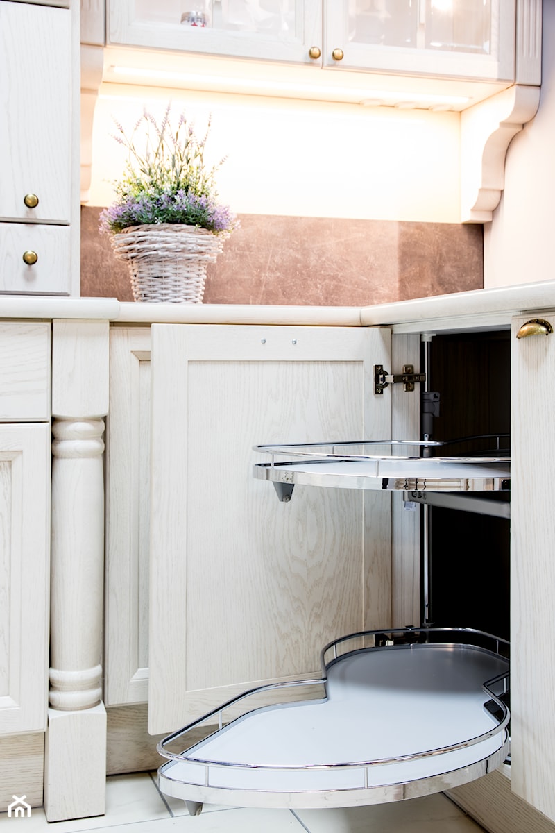 CARMEN DĄB BIELONY - Mała biała kuchnia w kształcie litery l z kompozytem na ścianie nad blatem kuchennym, styl prowansalski - zdjęcie od KAMPRA MEBLE