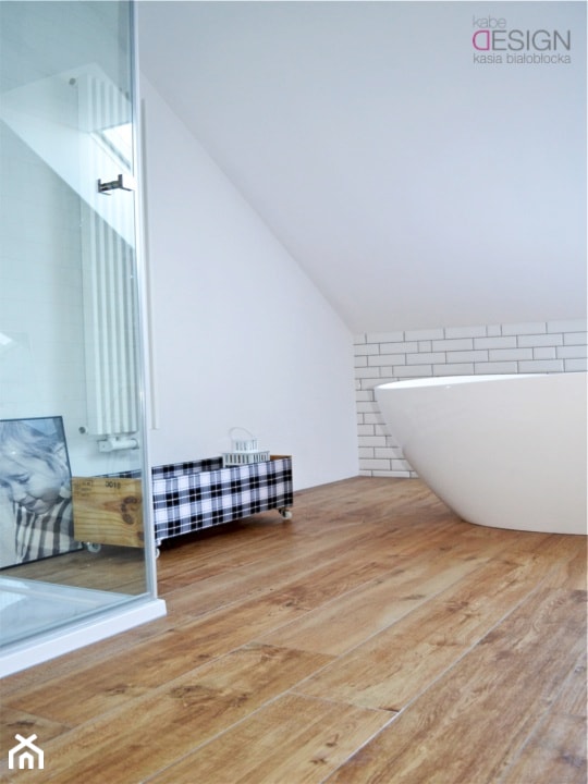 Projekt Łazienka - Na poddaszu łazienka, styl skandynawski - zdjęcie od kabeDesign kasia białobłocka