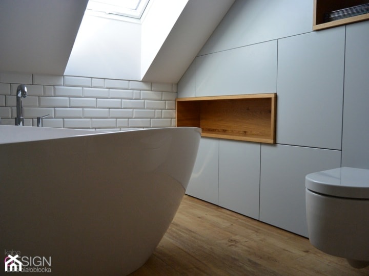 Projekt Łazienka - Średnia na poddaszu łazienka z oknem, styl skandynawski - zdjęcie od kabeDesign kasia białobłocka