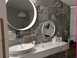 Projekt Września - Mała na poddaszu łazienka - zdjęcie od kabeDesign kasia białobłocka