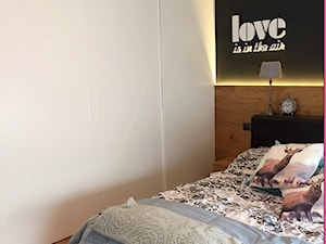 Projekt Września - Średnia biała czarna sypialnia, styl vintage - zdjęcie od kabeDesign kasia białobłocka