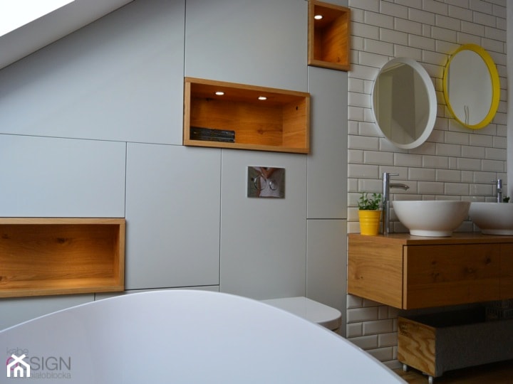 Projekt Łazienka - Średnia na poddaszu z dwoma umywalkami łazienka z oknem, styl skandynawski - zdjęcie od kabeDesign kasia białobłocka
