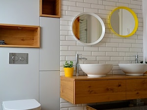 Projekt Łazienka - Średnia na poddaszu z dwoma umywalkami łazienka z oknem, styl skandynawski - zdjęcie od kabeDesign kasia białobłocka