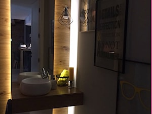 Projekt Września - Mała bez okna z lustrem łazienka, styl industrialny - zdjęcie od kabeDesign kasia białobłocka