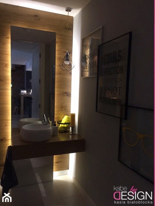 Projekt Września - Mała bez okna z lustrem łazienka, styl industrialny - zdjęcie od kabeDesign kasia białobłocka
