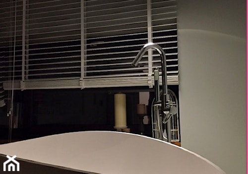 Projekt Września - Mała na poddaszu łazienka z oknem - zdjęcie od kabeDesign kasia białobłocka