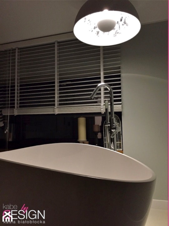 Projekt Września - Mała na poddaszu łazienka z oknem - zdjęcie od kabeDesign kasia białobłocka