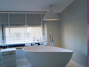 Projekt Września - Mała jako pokój kąpielowy łazienka z oknem - zdjęcie od kabeDesign kasia białobłocka