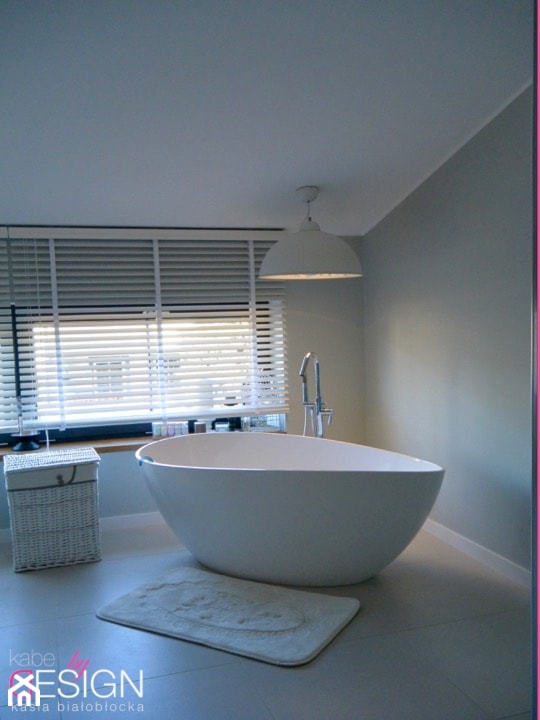 Projekt Września - Mała jako pokój kąpielowy łazienka z oknem - zdjęcie od kabeDesign kasia białobłocka