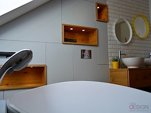Projekt Łazienka - Na poddaszu z dwoma umywalkami z punktowym oświetleniem łazienka z oknem, styl skandynawski - zdjęcie od kabeDesign kasia białobłocka