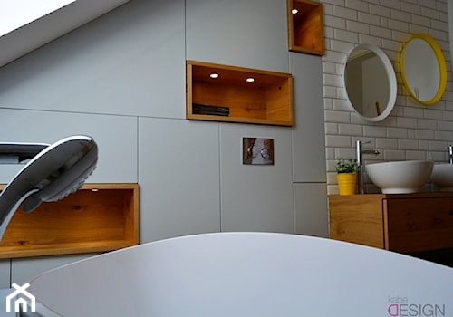 Projekt Łazienka - Na poddaszu z dwoma umywalkami z punktowym oświetleniem łazienka z oknem, styl skandynawski - zdjęcie od kabeDesign kasia białobłocka