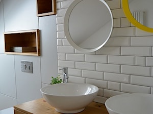 Projekt Łazienka - Mała na poddaszu z dwoma umywalkami łazienka z oknem, styl skandynawski - zdjęcie od kabeDesign kasia białobłocka