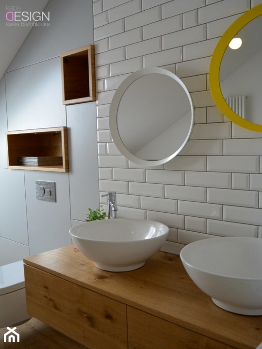 Projekt Łazienka - Mała na poddaszu z dwoma umywalkami łazienka z oknem, styl skandynawski - zdjęcie od kabeDesign kasia białobłocka