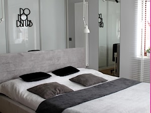 metamorfoza sypialnia - Mała biała szara sypialnia, styl skandynawski - zdjęcie od kabeDesign kasia białobłocka