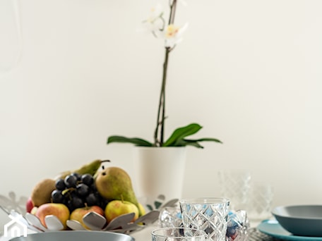 Aranżacje wnętrz - Jadalnia: Apartament Crystal - Mała biała jadalnia jako osobne pomieszczenie, styl tradycyjny - Angela Lamk. Przeglądaj, dodawaj i zapisuj najlepsze zdjęcia, pomysły i inspiracje designerskie. W bazie mamy już prawie milion fotografii!