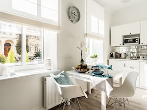 Apartament Crystal - Średnia biała jadalnia w kuchni - zdjęcie od Angela Lamk