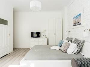 Apartament Crystal - Średnia biała sypialnia, styl tradycyjny - zdjęcie od Angela Lamk