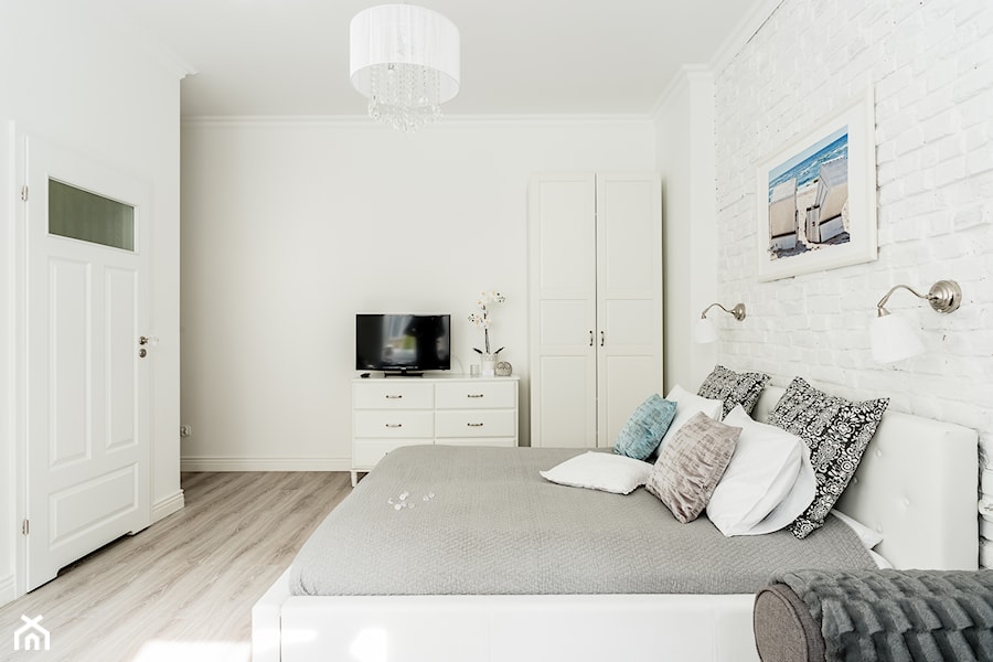 Apartament Crystal - Średnia biała sypialnia, styl tradycyjny - zdjęcie od Angela Lamk