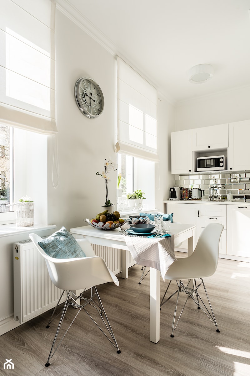 Apartament Crystal - Średnia biała jadalnia w kuchni, styl tradycyjny - zdjęcie od Angela Lamk