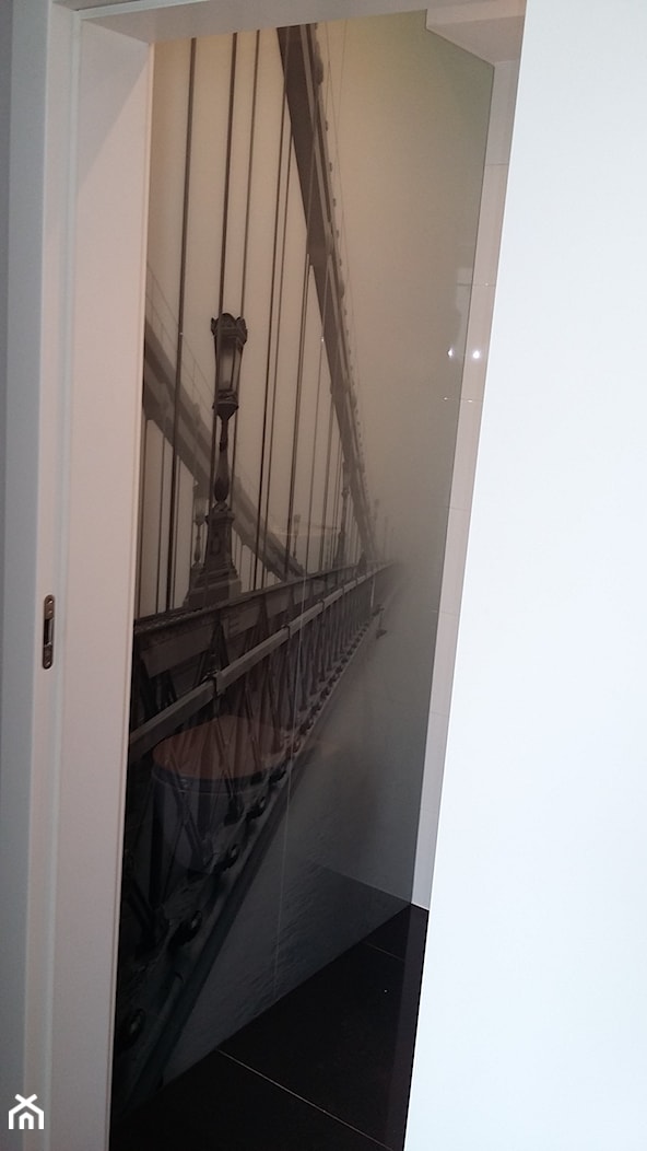 Grafika za szkłem na ścianie - zdjęcie od Wojciech Kulesza - Homebook