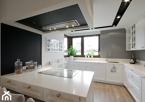 Duża otwarta biała szara z zabudowaną lodówką kuchnia w kształcie litery g z wyspą lub półwyspem z oknem - zdjęcie od 3deko