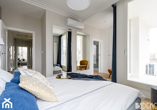 Mieszkanie Mokotów - Duża biała sypialnia z łazienką z balkonem / tarasem, styl nowoczesny - zdjęcie od 3deko