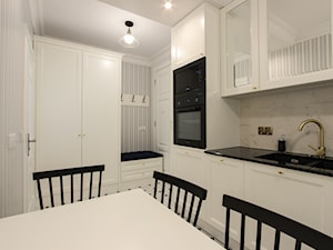 MIESZKANIE KRAKÓW - Średnia otwarta z salonem z zabudowaną lodówką z podblatowym zlewozmywakiem kuchnia jednorzędowa z marmurem nad blatem kuchennym, styl tradycyjny - zdjęcie od 3deko