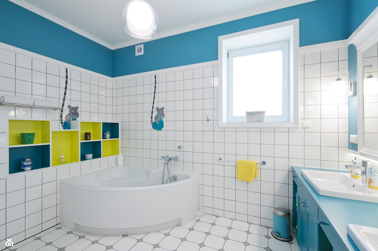 DOM W WILANOWIE - Średnia z dwoma umywalkami łazienka z oknem - zdjęcie od 3deko - Homebook