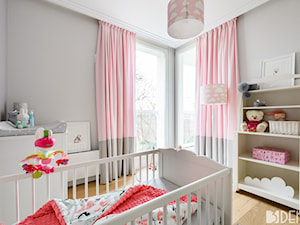 Mieszkanie Mokotów - Mały szary pokój dziecka dla niemowlaka dla dziewczynki, styl skandynawski - zdjęcie od 3deko