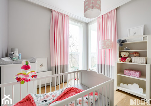 Mieszkanie Mokotów - Mały szary pokój dziecka dla niemowlaka dla dziewczynki, styl skandynawski - zdjęcie od 3deko