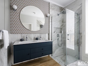 Mieszkanie Mokotów - Mała z dwoma umywalkami z marmurową podłogą z punktowym oświetleniem łazienka z oknem, styl nowoczesny - zdjęcie od 3deko