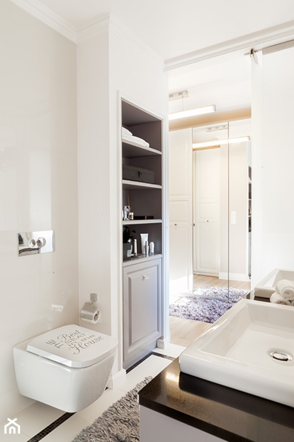 ŁAZIENKI - Mała na poddaszu bez okna z dwoma umywalkami łazienka, styl tradycyjny - zdjęcie od 3deko