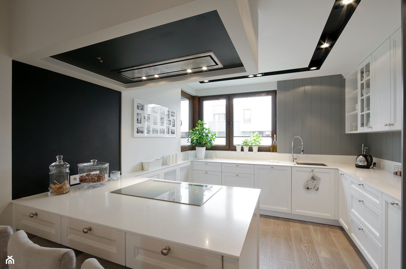 DOM W FALENTACH - Średnia otwarta z salonem biała czarna szara z zabudowaną lodówką kuchnia w kształ ... - zdjęcie od 3deko - Homebook