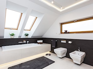 DOM W MICHAŁOWICACH - Duża na poddaszu z punktowym oświetleniem łazienka, styl nowoczesny - zdjęcie od 3deko