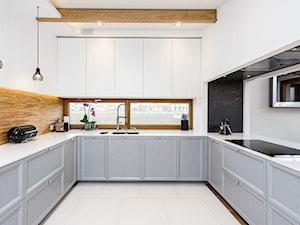 DOM W MICHAŁOWICACH - Duża otwarta biała z zabudowaną lodówką z podblatowym zlewozmywakiem kuchnia w kształcie litery u, styl nowoczesny - zdjęcie od 3deko