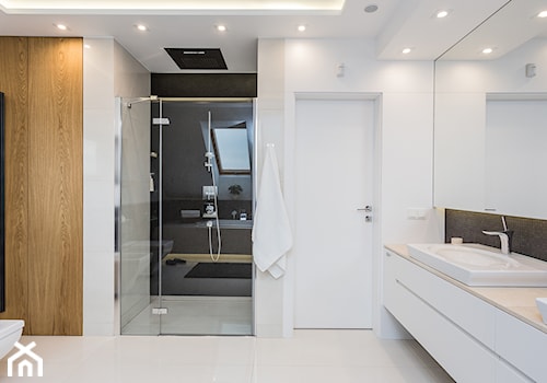 DOM W MICHAŁOWICACH - Średnia na poddaszu z dwoma umywalkami łazienka z oknem, styl nowoczesny - zdjęcie od 3deko