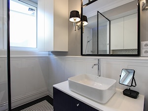 MIESZKANIE KRAKÓW - Mała na poddaszu łazienka z oknem, styl glamour - zdjęcie od 3deko